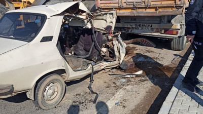 Tıra arkadan çarpan otomobil aileyi yok etti