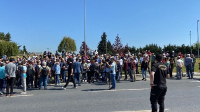 Yüzlerce vatandaş Atatürk Havalimanı’nın önünde