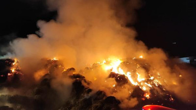 Tonlarca saman balyaları ve yem yandı