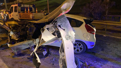 Bariyer aracı mikser gibi parçaladı