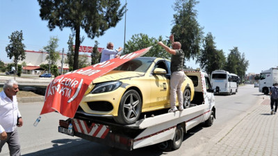 Sıfır kilometre olarak aldığı lüks araca bu pankartı asıp gezdirdi