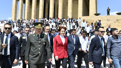 Meral Akşener gençlerle Ata’nın huzuruna çıktı ''Yolunda olmaktan gurur duyuyoruz”