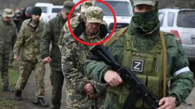 ABD'li Oramiral Ruslara esir düştü. Dünya bu fotoğrafı konuşuyor!