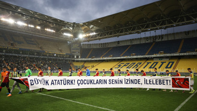 Fenerbahçe Galatasaray derbisinde gençler sahaya "Büyük Atatürk! Çocukların izinde, ilelebet" pankartıyla çıktılar