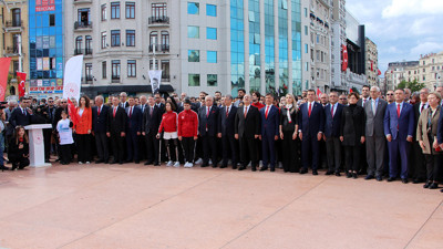 Taksim Cumhuriyet Anıtı'nda 19 Mayıs töreni