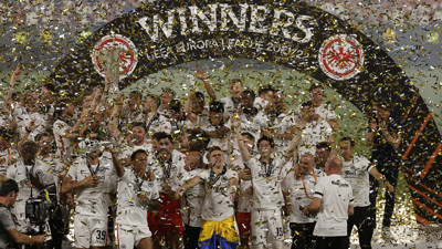 İşte UEFA Avrupa Ligi 2021-2022 sezonu şampiyonu E. Frankfurt'un kupa töreni