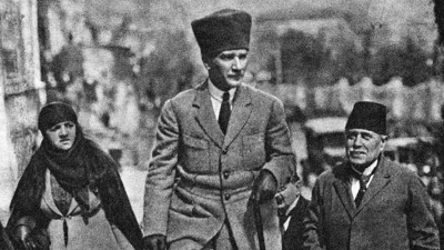 Atatürk'ün bu sözlerini 40 yaş altı unutmamalı. İstikbal ''Çıkar telefonunu'' diyen ihtiyarların değil, sizlerindir gençler. Seçimlerde ülkenin kaderini belirleyecek olan gençlerdir