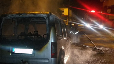 Park halindeki otomobil alev alev yandı