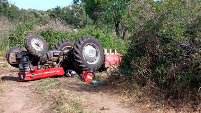 Devrilen traktörün altında kalarak can verdi