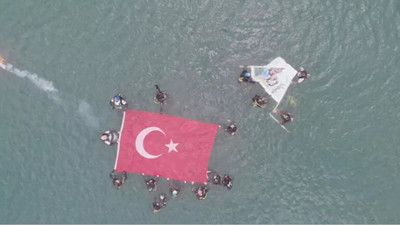 Kadıköy'de 19 Mayıs coşkusu... Denizde Atatürk portresiyle Türk Bayrağı açtılar