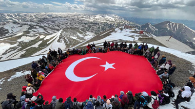 Palandöken'in karlı zirvesinde 19 Mayıs coşkusu