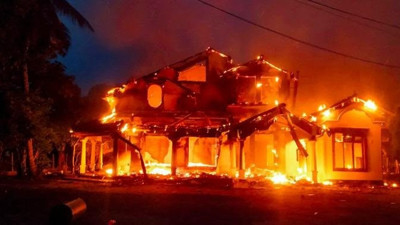 Başbakanın evini ateşe vermişlerdi. Ekonomik krizin pençesindeki ülkede yastık altındaki dövizlere göz dikildi