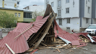 Kars'ta fırtına çatıları uçurdu