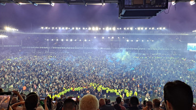 Teknik direktör sahaya giren taraftara tekme attı