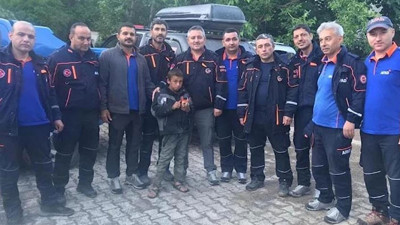 12 saat boyunca aranan çocuk komşusunun balkonunda uyurken bulundu