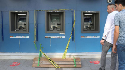Yanında getirdiği bankla ATM'yi parçaladı