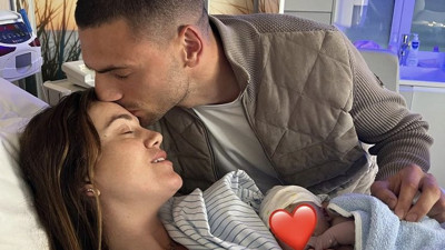 Merih Demiral, ilk kez aile fotoğrafını paylaştı