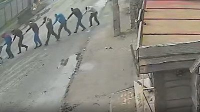 Dünya bu görüntüleri konuşuyor! Adım adım ölüme yürüdüler