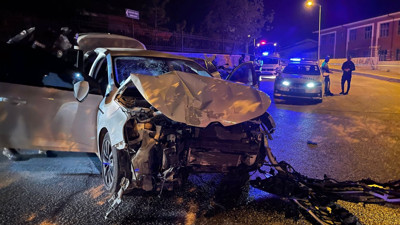 Polisten kaçan sürücü otomobille duvara çarptı: 2 yaralı