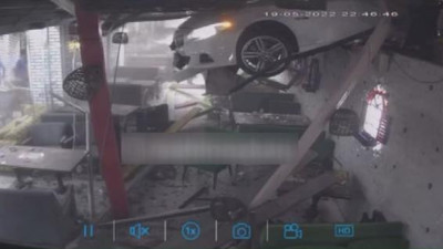 Otomobil kafeye daldı,ölüm az daha müşterileri cay içerken yakalıyordu