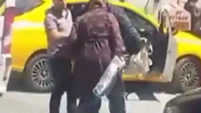 Bu sefer taksici değil yolcu şiddeti. Aracın plakasını söküp şoföre saldırdı