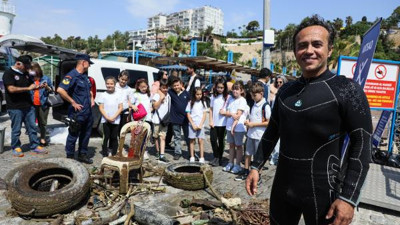 Dalgıçlar işte bunları denizden çıkardı. Soba borusu sandalye otomobil lastiği