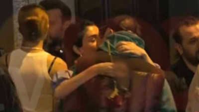 Hazar Ergüçlü ve Onur Ünlü dudak dudağa! Beyoğlu'nda aşka geldiler