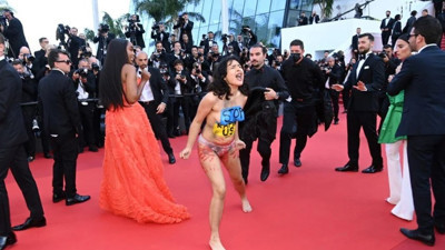 Cannes film festivaline'de çıplak protesto: Bize tecavüz etmeyi bırakın