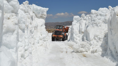 Antalya'da Mayıs ayında karla kaplanan yollar için çalışmalar sürüyor