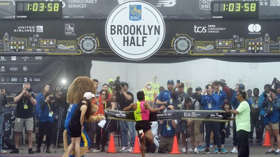 Bunaltıcı sıcakta yapılan maratondan sonra 1 koşucu öldü, 15 kişi hastanelik oldu