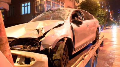 Kontrolden çıkan otomobil çocukların oynadığı halı sahaya girdi. Faciadan kıl payı dönüldü