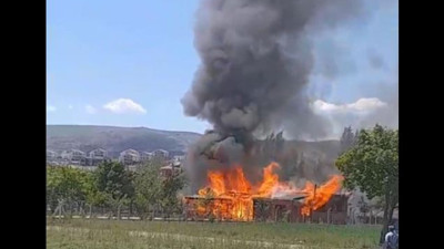 Ankara'da alevler içinde kalan ahşap ev kül oldu