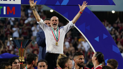 Şampiyon Milan'ın hocası Stefano Pioli'nin madalyasını çaldılar