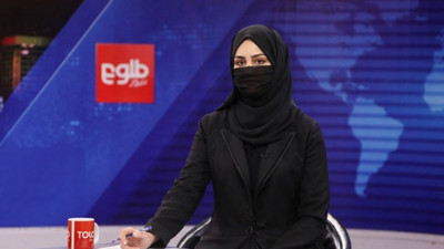 Kadın TV sunucusu ekrana peçeyle çıktı. Afganistan'da Taliban karanlığı sürüyor