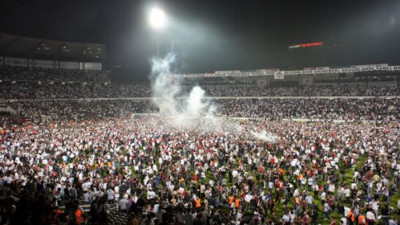 Manchester City taraftarları Beşiktaşlıları taklit etti! Sahaya dalıp kale direklerini söküp götürdüler
