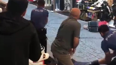 İstanbul Beyazıt'ta silahlı çatışma. Dehşet anları kamerada. Polisin silahını alıp ateşledi