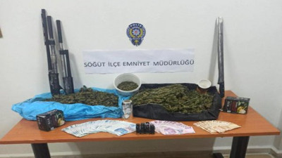 Uyuşturucu satıcısının üstünden çıkanları polis say say bitiremedi