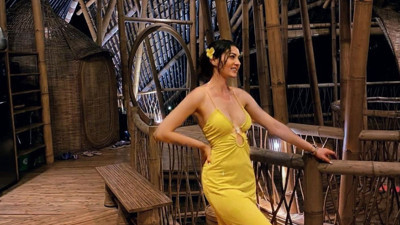 Burcu Özberk, ceketinin içine bikini giyip dışarı çıkınca yeni bir sokak tarzı yaratmış oldu