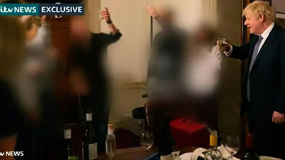 Çankırılı Boris Johnson'ın Başbakanlık ofisinde alem yaptığı görüntüleri sızdırdılar! Tüm İngiltere bu olayı konuşuyor