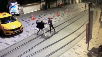 Taksim'de dehşet anları... İngiliz turisti bıçaklayıp gasp ettiler!