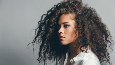 Kıvırcık saçlar bozulmadan nasıl uyunur