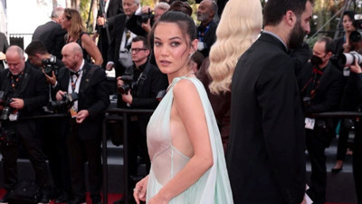 Pınar Deniz Cannes'da nefes kesti! Derin dekoltesi ve güzelliğiyle ilgi çekti