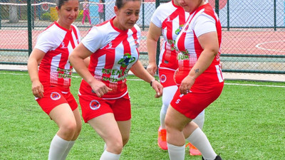 Gündüz üzüm bağında, akşam halı sahada