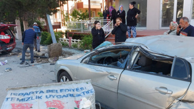 park halindeki aracın üzerine uçtu