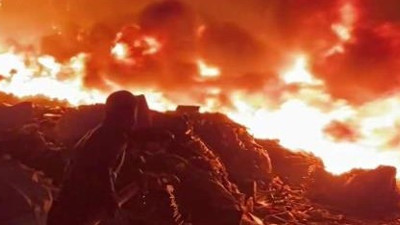 Palet deposu alevlere teslim