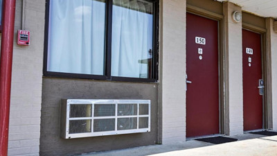 Kaçakların kaldığı odanın önünde uzun kuyruklar oluşturdular