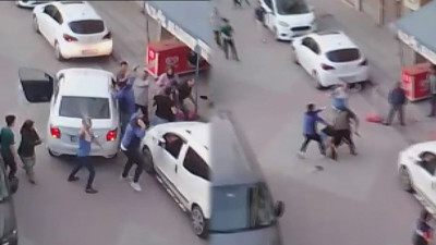 Sultangazi’de meydan savaşı! Tekmeler, sopalar havada uçuştu…