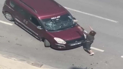 Kadın sürücü cipine çarpan aracı hurdaya çevirdi! O anlar kamerada…