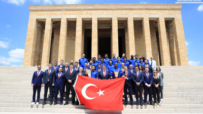 Avrupa şampiyonu Anadolu Efes, Atatürk'ün huzuruna çıktı