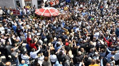 Meral Akşener'in Kocaeli'ndeki esnaf ziyareti mitinge dönüştü